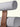 Poltrona Pavia com curva do encosto e base em cinamomo âmbar. off white #cor_off-white