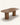 Mesa Évora com tampo em MDF chanfrado em efeito "borda infinita" e bases em madeira maciça usinada. natural #cor_natural
