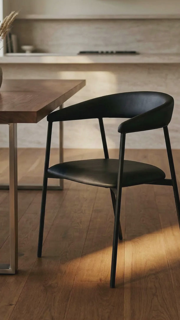 Cadeira Mila com assento em courino sintético PU e base em aço carbono ou champagne. Preto #cor_preto