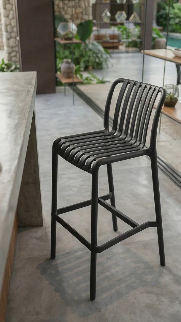 Banqueta Naples em polipropileno resistente Preto #cor_preto