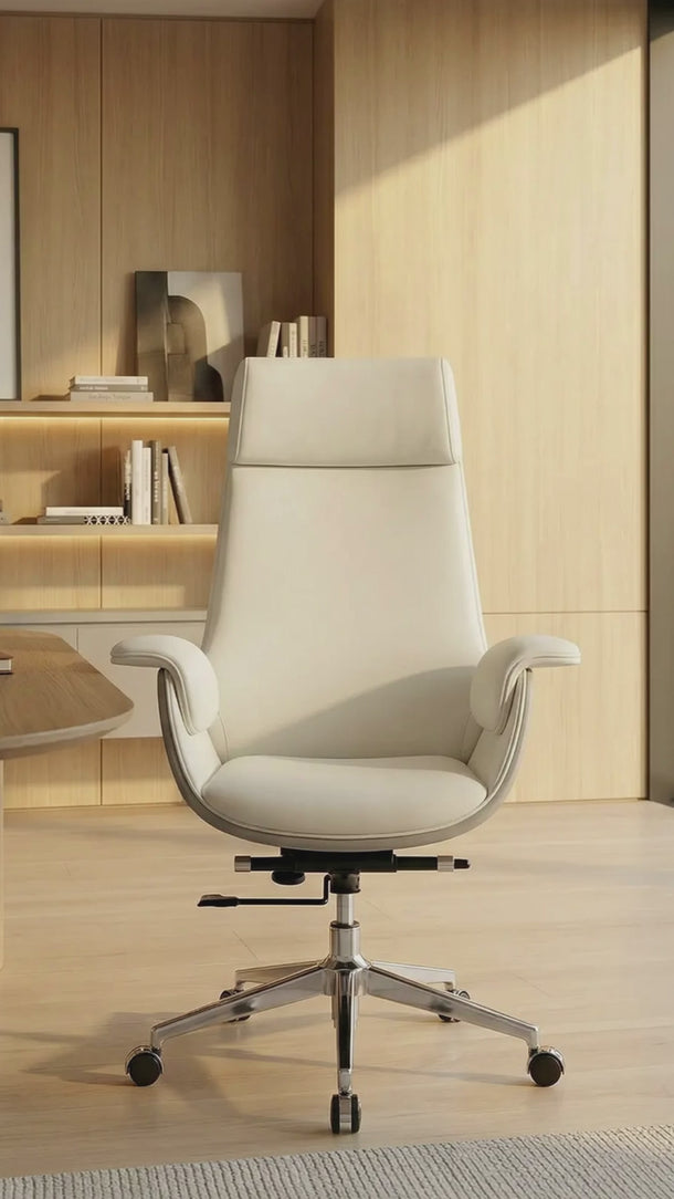 Cadeira De Escritório Auster Presidente em courino sintético PU com função relax e base em aço cromado. Off White #cor_off-white