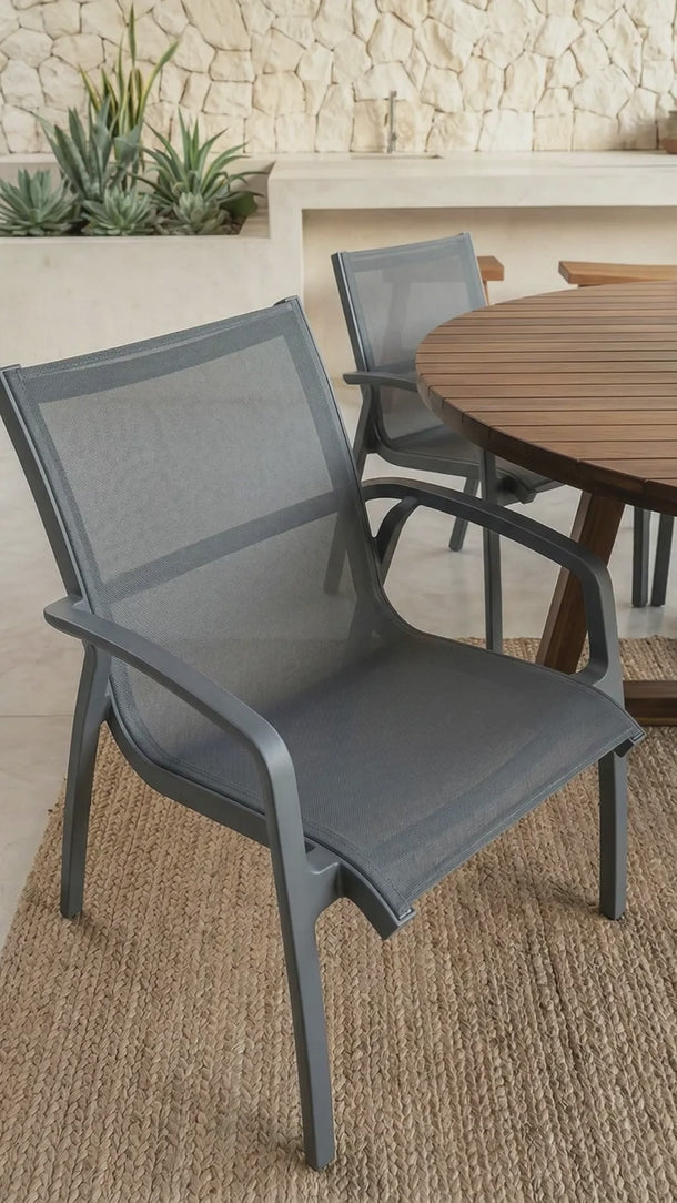 Poltrona Miami em polipropileno resistente e tela mesh Cinza #cor_cinza