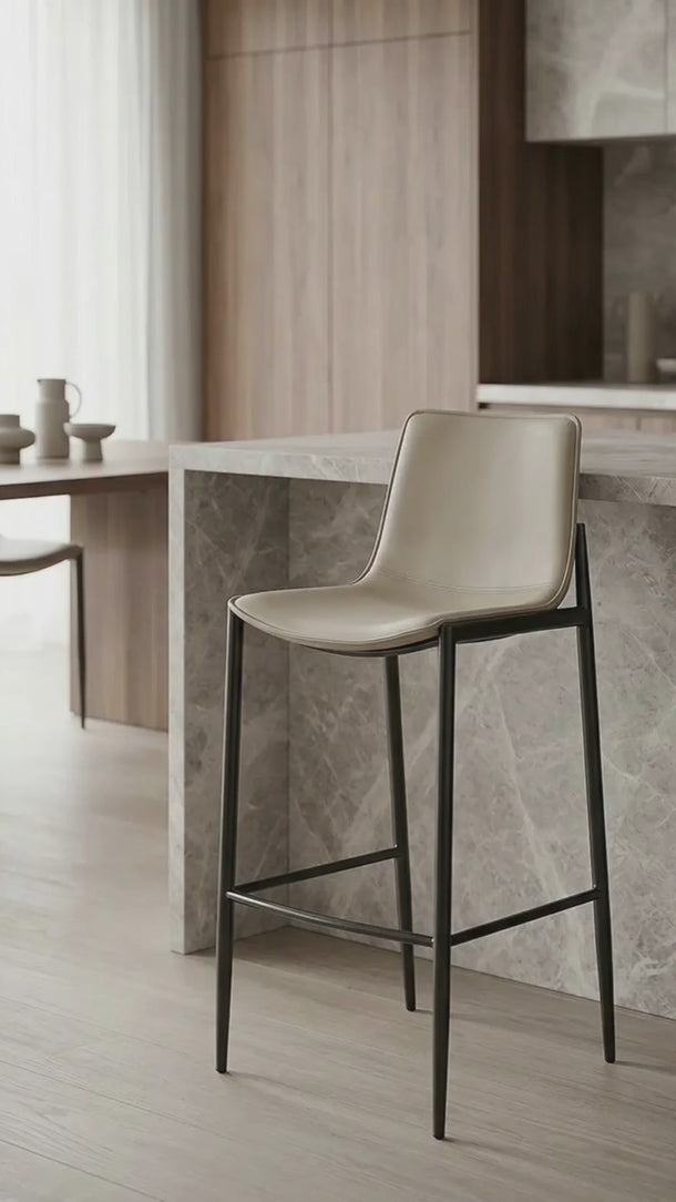 Banqueta Lorenza estofada em courino sintético PU Fendi #cor_fendi
