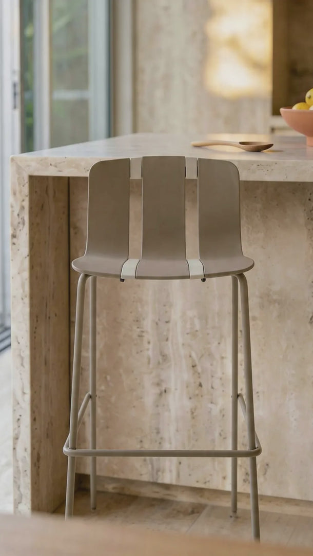 Banqueta Maui em polipropileno resistente Fendi #cor_fendi