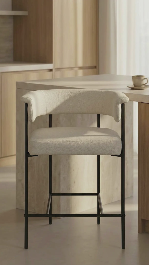 Banqueta Fiorella estofada em tecido repelente à água Off White #cor_off-white