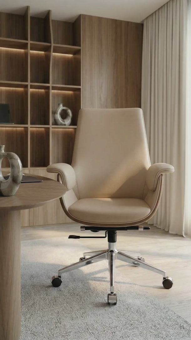 Cadeira De Escritório Auster Diretor giratória em courino sintético PU com base em aço cromado. Fendi #cor_fendi