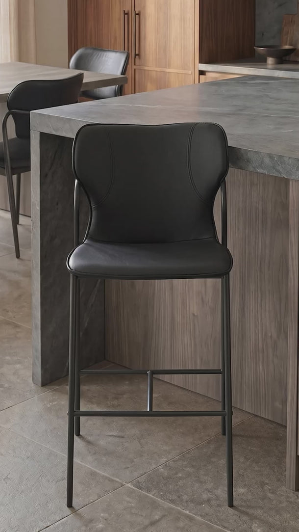 Banqueta Brooklyn estofada em courino sintético PU Preto #cor_preto