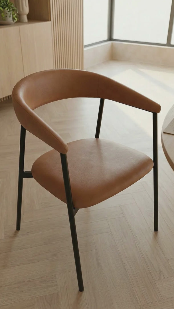 Cadeira Mila com assento em courino sintético PU e base em aço carbono ou champagne. Caramelo #cor_caramelo