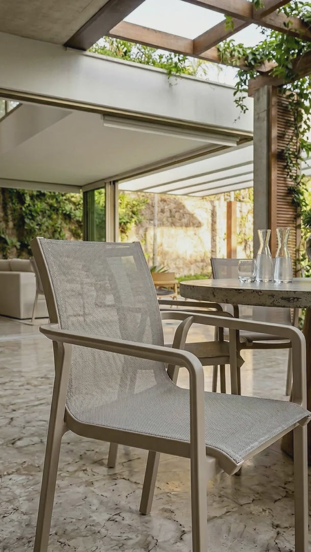 Cadeira Miami em polipropileno resistente e tela mesh cor fendi #cor_fendi