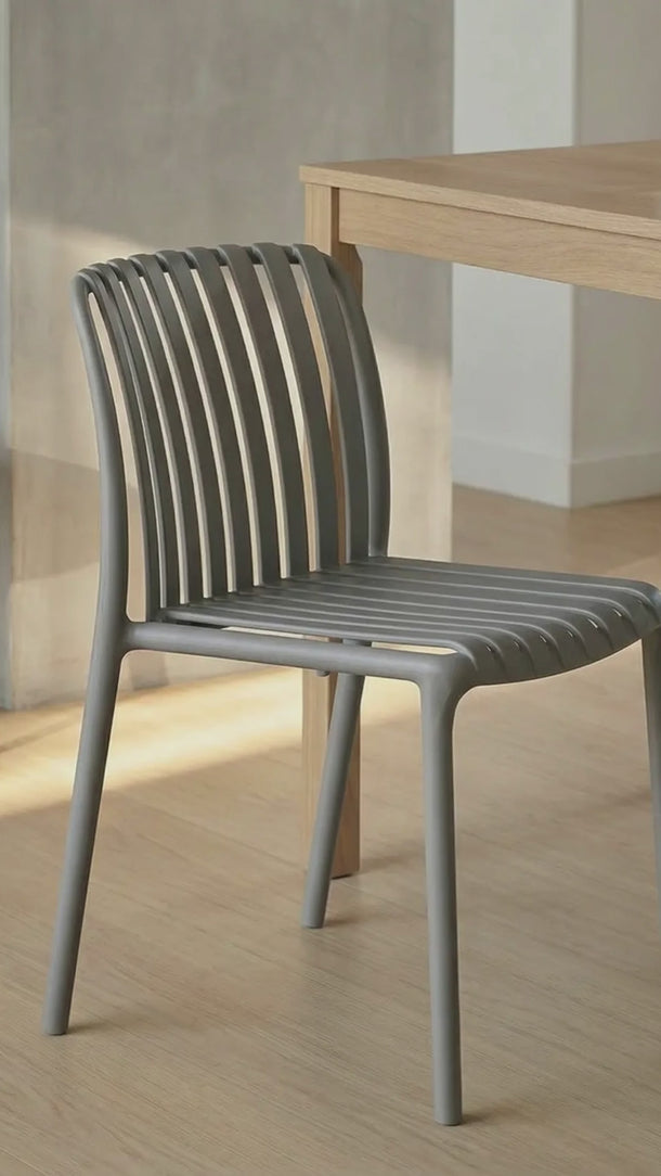 Cadeira Capri em polipropileno resistente Cinza #cor_cinza