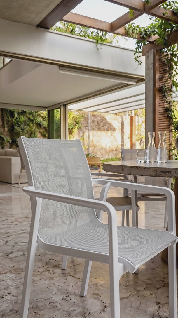 Cadeira Miami em polipropileno resistente e tela mesh cor branco #cor_branco
